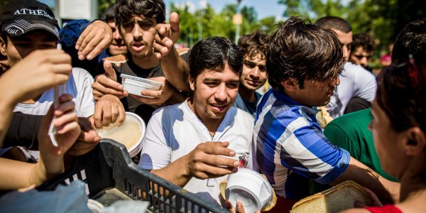 Die Hilfsorganisation Migration Aid versorgt ähnlich wie Refugees Welcome Hungary täglich die Flüchtlinge am Janos-Pal-Papa-Platz mit Essen und Trinken. / Foto: Laszlo Mudra, n-ost