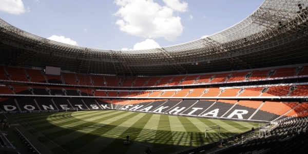 Erinnerung an bessere Zeiten: Das Fußballstadion in Donezk wurde zur EM 2012 eingeweiht. Mittlerweile lässt der Krieg im Donbass keine Spiele mehr zu. / Foto (2012): Konstantin Chernichkin, n-ost 