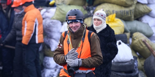 Der ukrainische Fotojournalist Jeka Kotenko im Einsatz. Ohne Helm und weitere Schutzkleidung wäre der Einsatz sehr gefährlich. / Hanna Hrabarska , n-ost