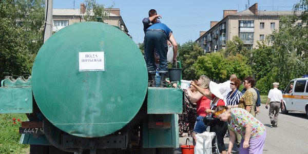 Trinkwasser wird an Einwohner von Slowjansk verteilt. Auch nach Ende der Belagerung gibt es in der Stadt immer noch kein fließendes Wasser / Andre Eichhofer, n-ost