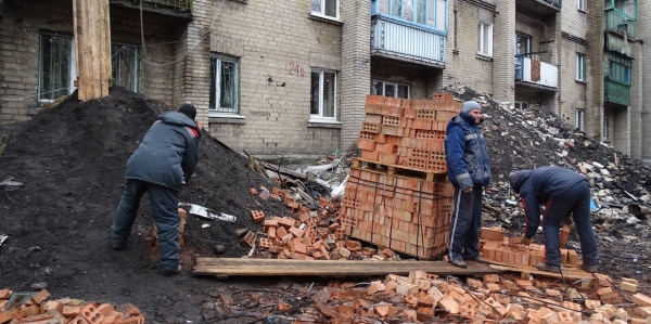 Ein Jahr nach den Kämpfen herrscht Aufbruchstimmung in Debalzewe. Von Normalität ist die Stadt aber noch weit entfernt.&nbsp; / Foto: Simone Brunner, n-ost