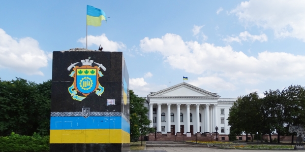 In Kramatorsk weht auf dem Sockel des ehemaligen Lenindenkmals die ukrainische Nationalflagge. / Foto: Simone Brunner, n-ost