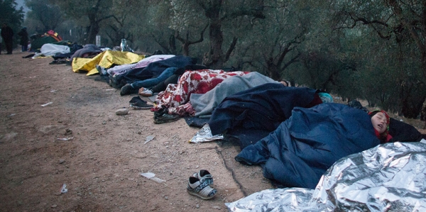 Obdachlose Flüchtlinge müssen vor dem EU-Hotspot Moria auf der Insel Lesbos in der Kälte ausharren. / Foto: Salinia Stroux, n-ost