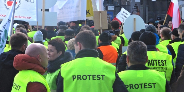 Demonstration gegen den Mindestlohn für polnische LKW-Fahrer auf deutschen Straßen vor der deutschen Botschaft in Warschau. / Foto: Sebastian Becker, n-ost