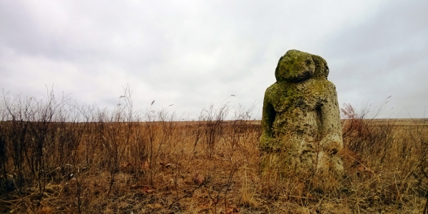An ein paar Stellen ragen steinere Skulpturen aus der endlosen Gräserlandschaft des alten Steppenparks bei Donezk. / Foto: Jens Mühling, n-ost