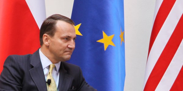 Nun gerät auch der polnische Außenminister Sikorski, der sich in der Ukraine-Krise profilierte und als möglicher Kandidat für den Posten des EU-Außenbeauftragten gilt, in den Strudel der Abhöraffäre / Foto via http://bit.ly/Sikorski auf Flickr (CC BY-ND 2.0)