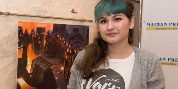 Alina Kropatschowa, 22, ist Mitglied der "Nachtwache" in Kiew. Die Organisation veranstaltet Konzerte, Lesungen und Diskussionen. / Foto: Nina Lishchuk, n-ost