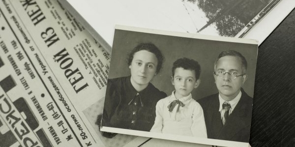 Wassili Michailowski, ehemals Julias Katz, mit seinen Eltern / Masha Stahlberg, n-ost