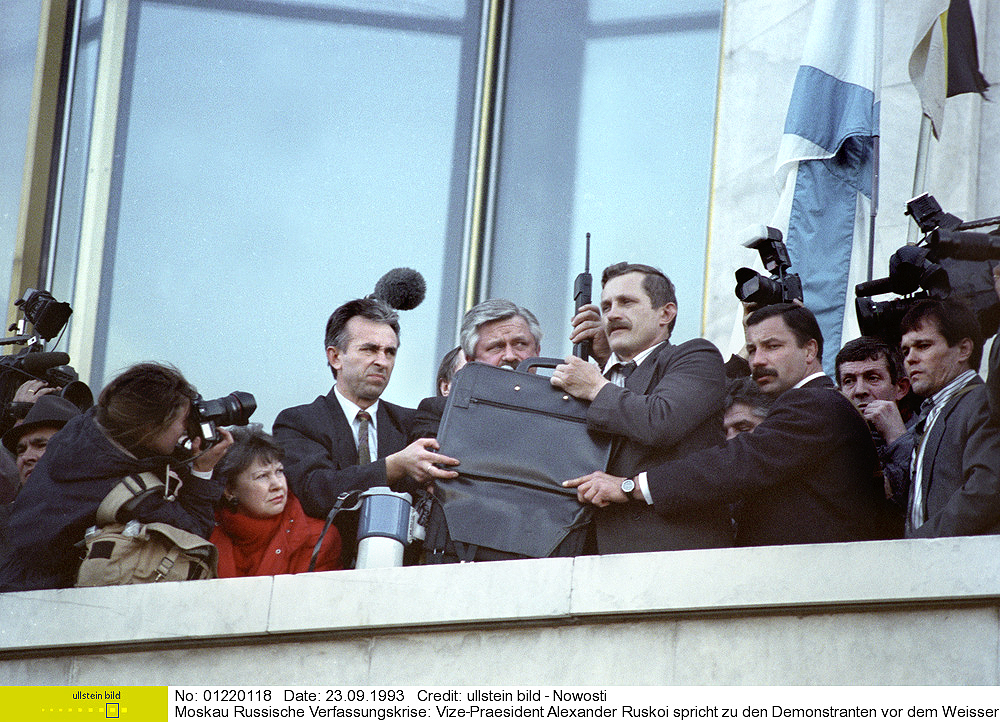  Mit Panzern gegen das Parlament: Jelzin-Widersacher und Vize-Praesident Alexander Ruzkoi spricht vom Balkon des „Weißen Hauses“ am 23. September 1993 zu seinen Anhängern. Am 4. Oktober wird das Parlament gestürmt. / ullstein bild - Nowosti  